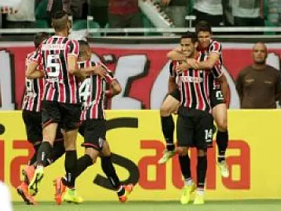 São Paulo ganha do Bahia e se iguala ao líder do Brasileiro