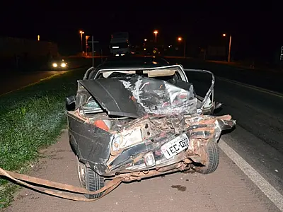 Acidente entre carro e carreta deixa dois feridos na BR-163