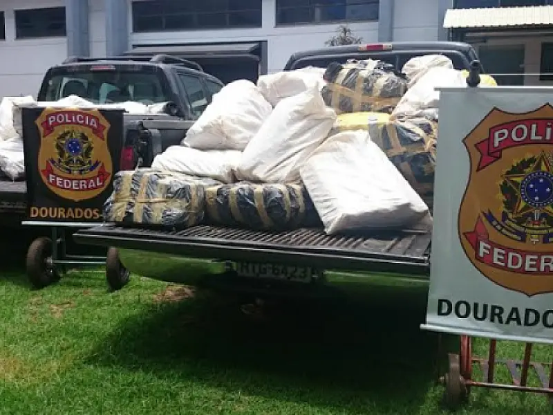 PF apreende caminhão carregado de maconha