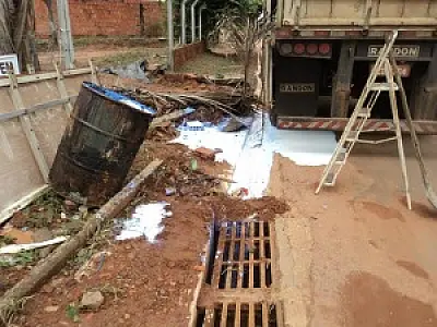 Homem é autuado por derramar tintas e poluir o rio Taquari