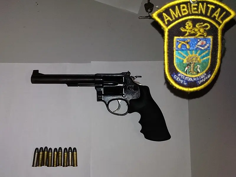 Jovem joga arma em plantação para escapar de flagrante, mas é preso pela PMA