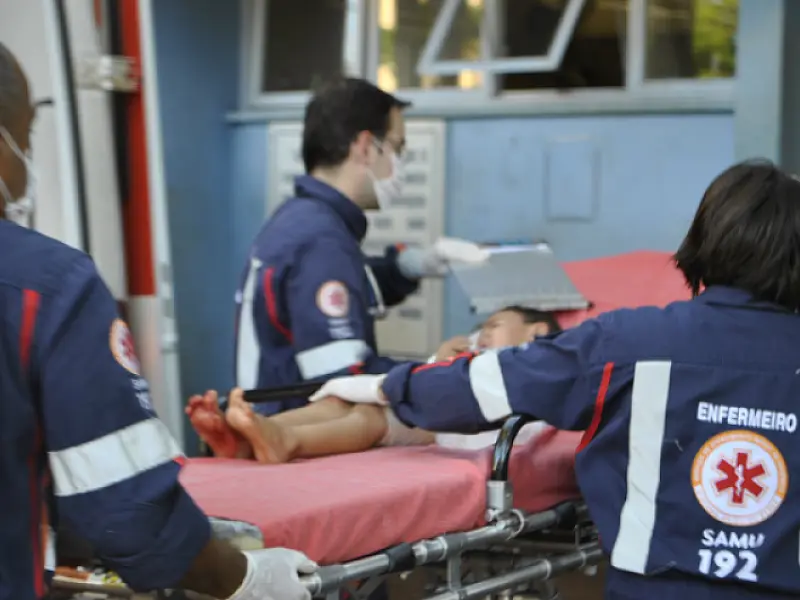 Menino de 2 anos é atingido por bala perdida em tiroteio