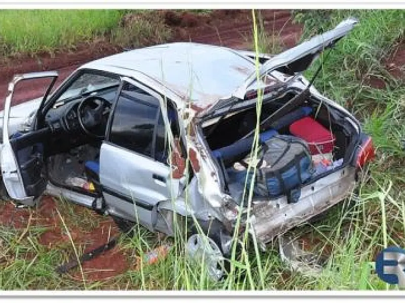Homem capota carro com três crianças e ninguém fica ferido