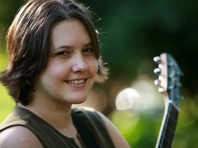 Karina Marques é atração da "Quinta Musical na Orla"