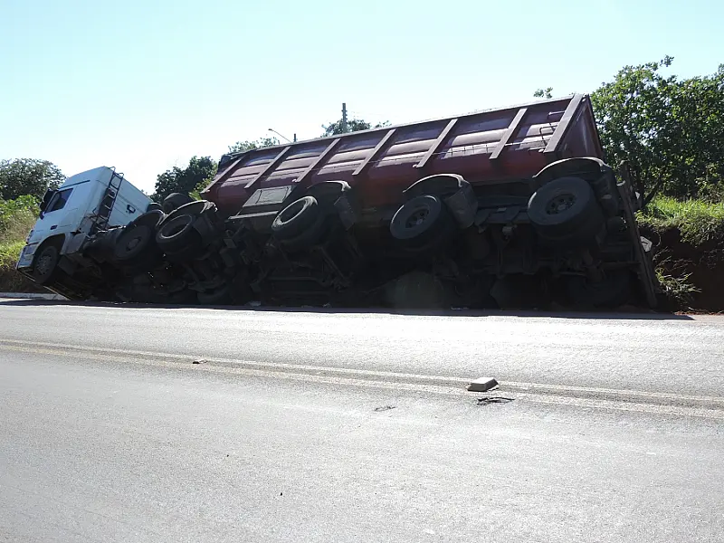 Carreta sai da pista e quase tomba em Rio Verde-MS