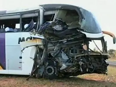 Acidente entre ônibus e caminhão em SP deixa motorista de MS morto