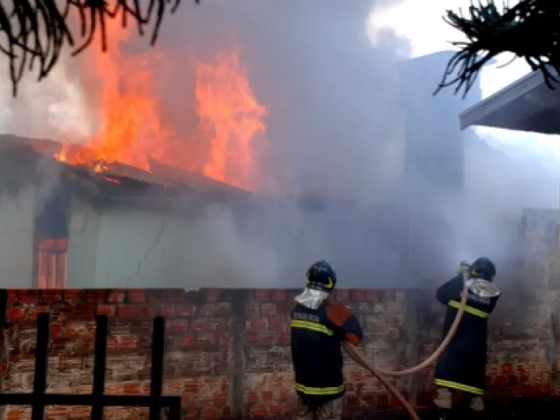 Incêndio destrói totalmente casa em Naviraí
