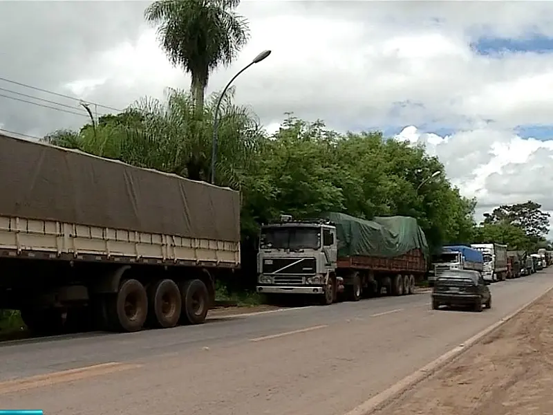 Fronteira da Bolívia com MS é fechada ao amanhecer do dia e mais de 40 caminhões aguardam na fila para passar