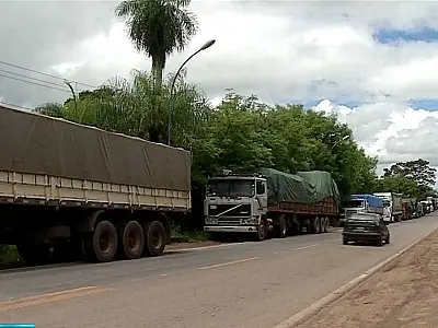 Fronteira da Bolívia com MS é fechada ao amanhecer do dia e mais de 40 caminhões aguardam na fila para passar