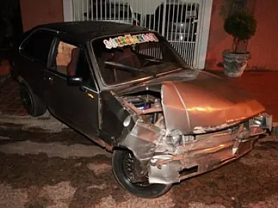Após bater em muro, motorista abandona veículo em Coxim