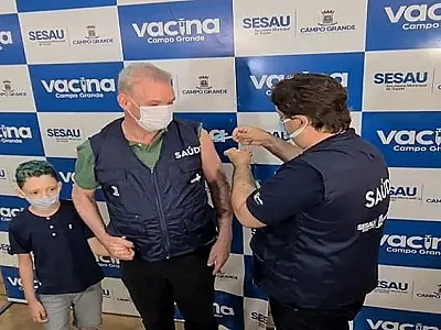 Dia D de Vacinação contra a Covid-19 é marcada pela vacinação do secretário de saúde com dose de ref