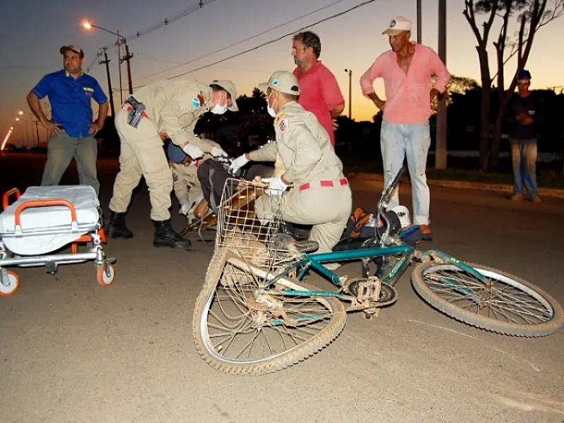 Ciclista é atingido por carro em Nova Andradina