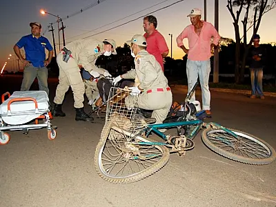 Ciclista é atingido por carro em Nova Andradina