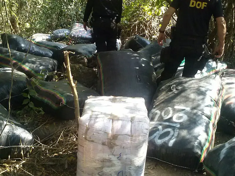 Policiais apreendem 2.700 quilos de roupas em Corumbá