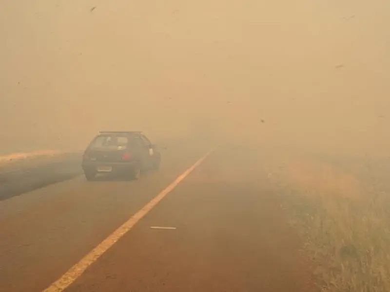 Chapadão do Sul fica coberta por fumaça e fuligem
