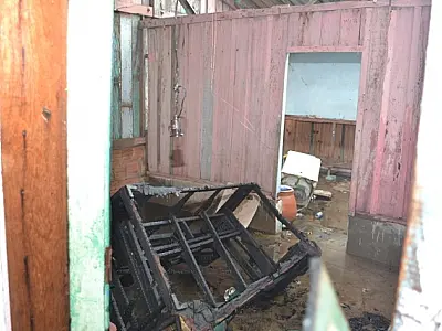Casa de madeira fica destruída após pegar fogo em Coxim