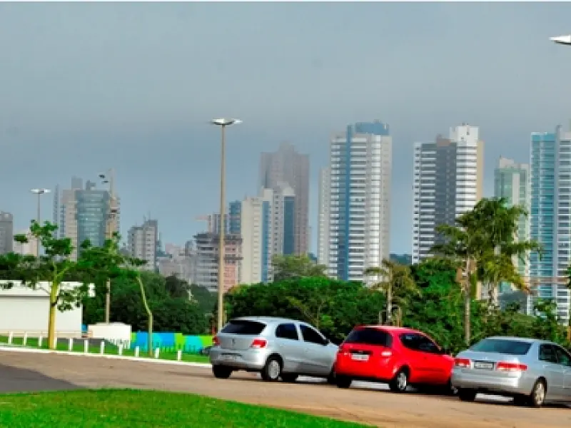 Céu nublado com previsão de chuva na capital