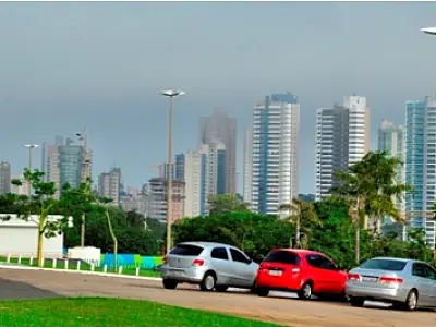 Céu nublado com previsão de chuva na capital