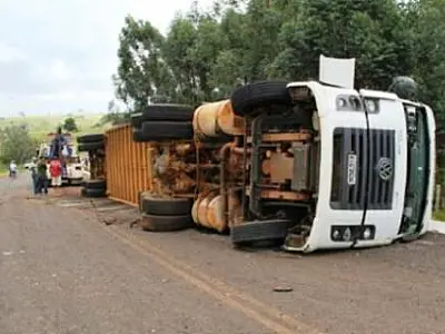 Carreta carregada de bois tomba ao se envolver em acidente na MS 475