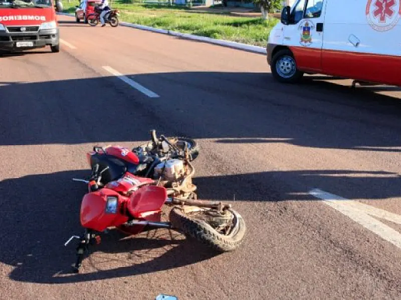 Casal fica ferido em colisão entre carro de moto em Coxim