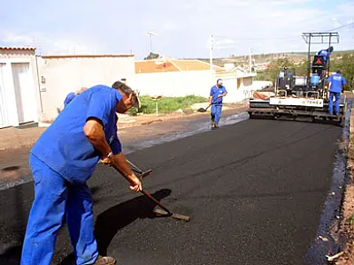 Obras de asfalto chegam a três bairros da Capital