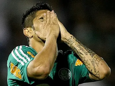 Palmeiras perde do Coritiba e fica mais próximo da série B