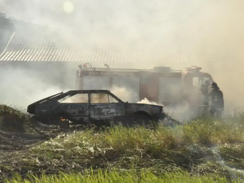 Carro abandonado pega fogo em terreno baldio em Coxim