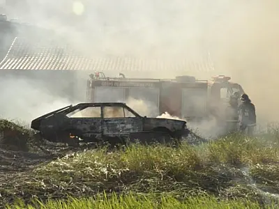 Carro abandonado pega fogo em terreno baldio em Coxim