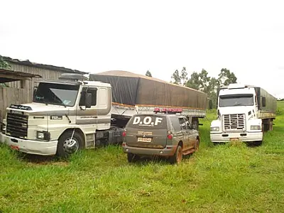 Duas carretas adulteradas são apreendidas em área rural