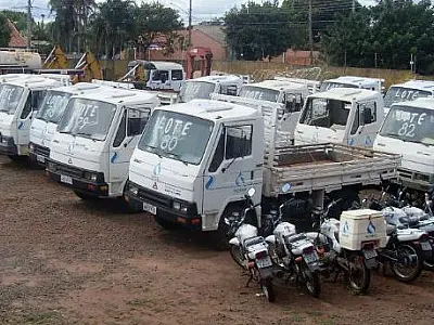 Leilão de caminhões, automóveis, motos e retroescavadeiras será nesta terça