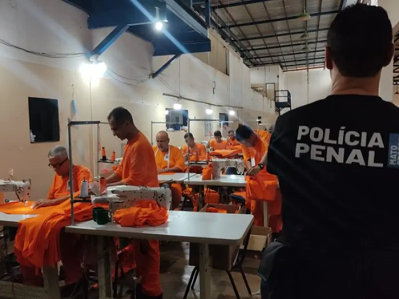 Governo de MS economiza R$ 1,1 milhão com internos produzindo uniformes nos presídios