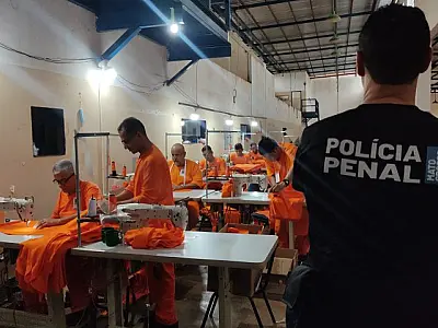 Governo de MS economiza R$ 1,1 milhão com internos produzindo uniformes nos presídios