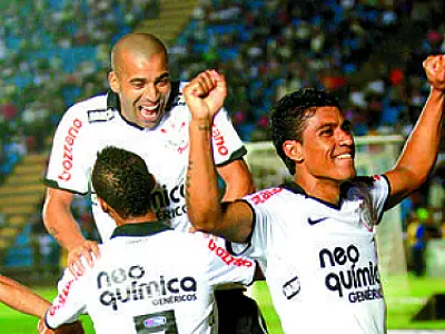 Em virada espetacular, Corinthians vence Atlético em Minas