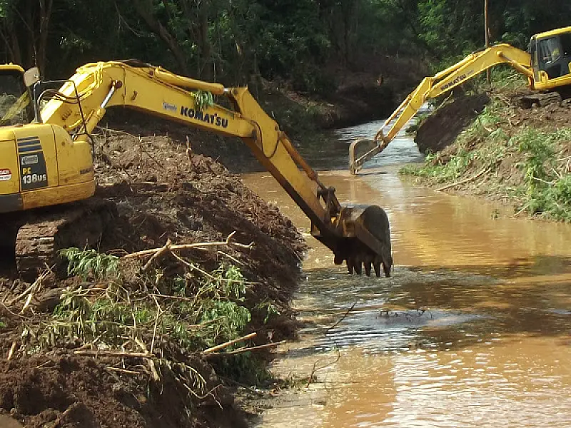Toneladas de lixo são retiradas de córrego em Dourados