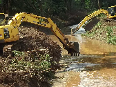 Toneladas de lixo são retiradas de córrego em Dourados