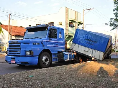 Ao fazer curva, semi reboque de carreta escapa no centro de Nova Andradina