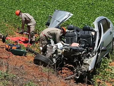 Colisão de Citroën com bitrem mata advogada na rodovia MS-306