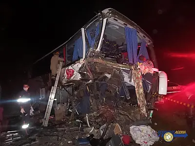 Colisão entre ônibus e caminhão deixa 5 mortos e 17 feridos na BR-163
