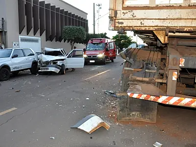 Colisão envolvendo três veículos deixa um jovem ferido em MS