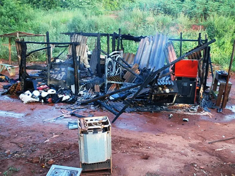 Padrasto coloca fogo em barraco e enteado ameaça matá-lo