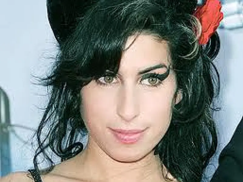 Cantora Amy Winehouse é encontrada morta em seu apartamento