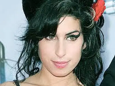 Cantora Amy Winehouse é encontrada morta em seu apartamento