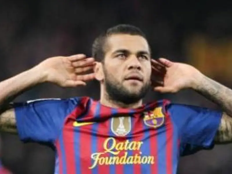 Dani Alves fratura clavícula e desfalaca Barça e Seleção