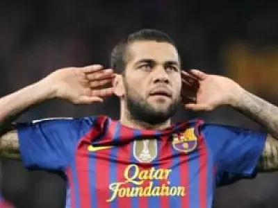 Dani Alves fratura clavícula e desfalaca Barça e Seleção