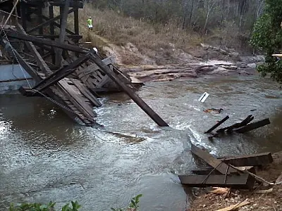 Caminhão com 13 toneladas derruba ponte em Coxim