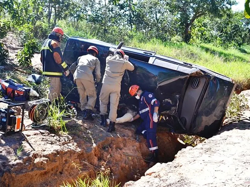 Motorista fica preso nas ferragens em acidente na BR 359