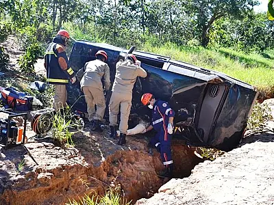 Motorista fica preso nas ferragens em acidente na BR 359