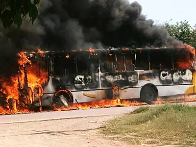 Ônibus pega fogo e fica totalmente destruído em Corumbá
