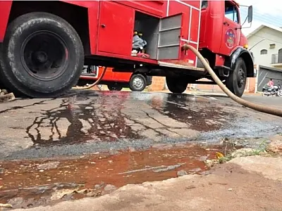 Sem estrutura, Corpo de Bombeiros combatem incêndio com baldes de água
