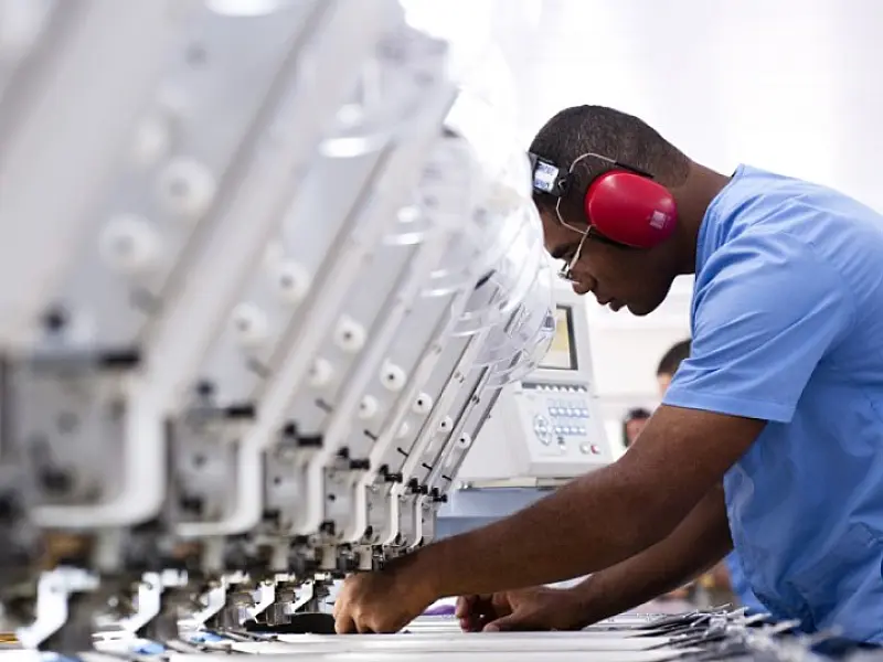 Produção industrial cai 0,8% em agosto ante julho, revela IBGE